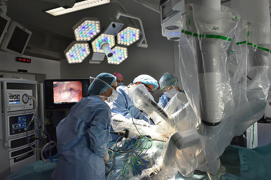 photo - robot chirurgical - Agrandir l'image (fenêtre modale)